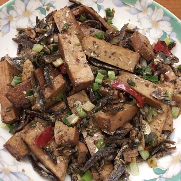 小魚乾炒豆干 : 琪琪一起做