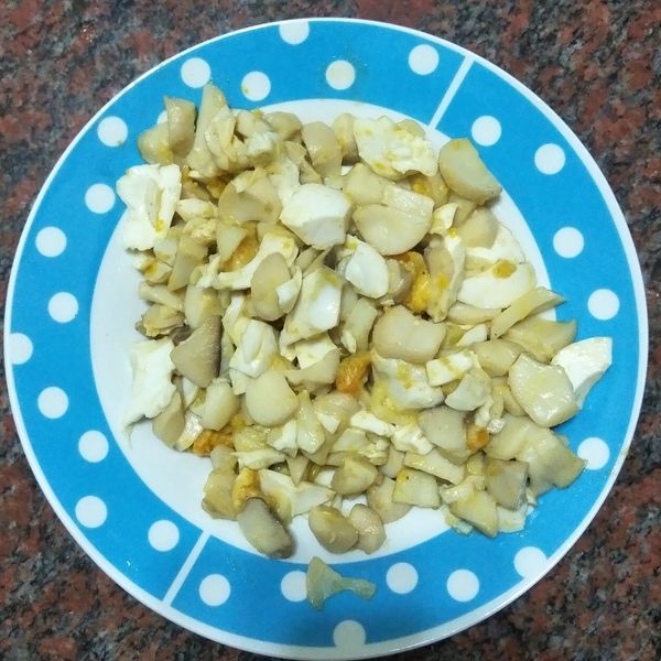 杏鮑菇炒鹹蛋🍳 : 小妤兒一起做
