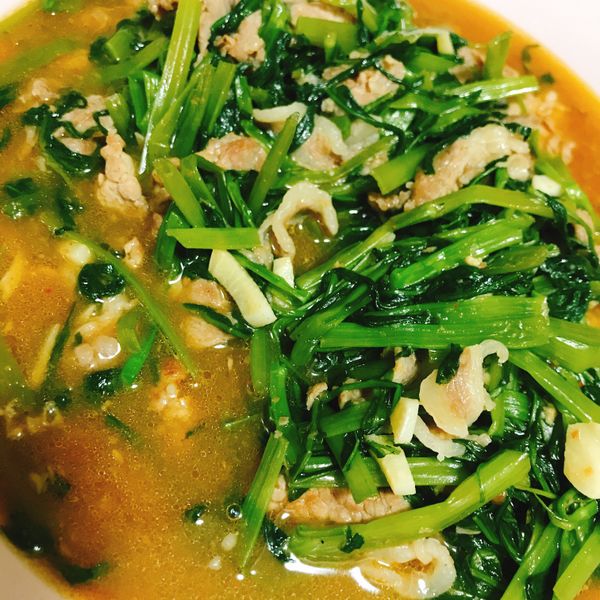 沙茶牛肉燴飯：湯湯 一起做