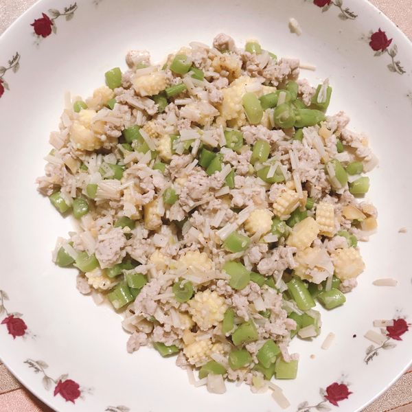 四季豆蒼蠅頭 
吸睛👀家常便當菜。晚餐 : 江彤彤一起做