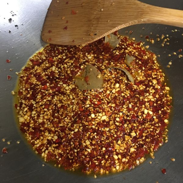 蒜蓉辣椒醬：牛皇后 一起做