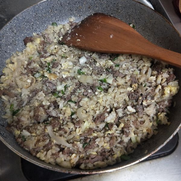 沙拉醬牛肉蛋炒飯【家常菜】:本本 一起做