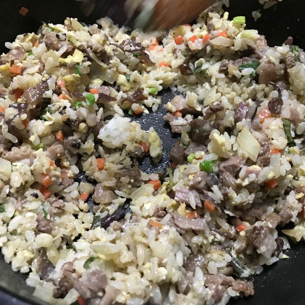 沙拉醬牛肉蛋炒飯【家常菜】:Helen 一起做