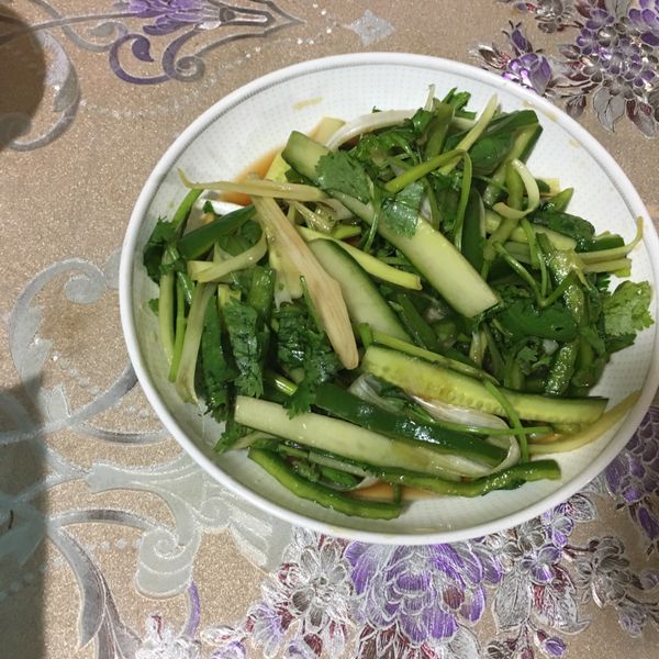 老虎菜(涼拌香菜小黃瓜辣椒蔥)：呂理清 一起做
