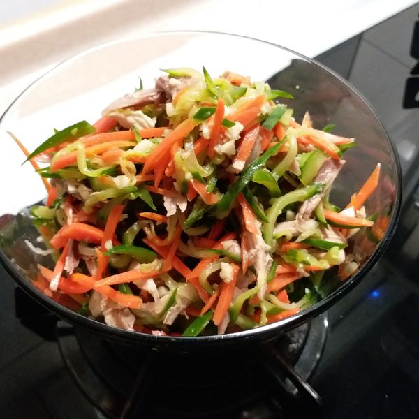 雞絲拌小黃瓜紅蘿蔔 : 韋韋一起做