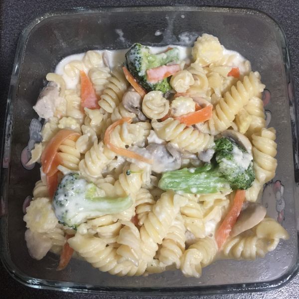 奶油白醬雞肉義大利麵：邱小蜜 一起做