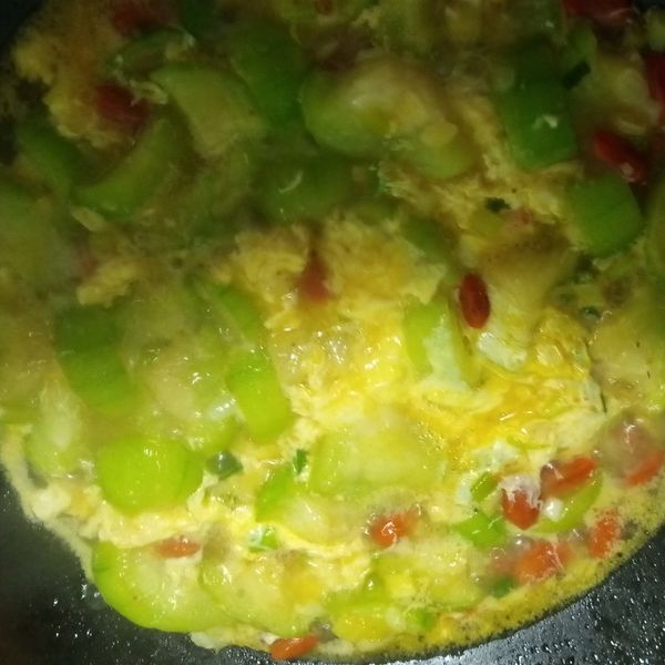 滑蛋枸杞絲瓜(蔬食家常菜)：王琴雯 一起做