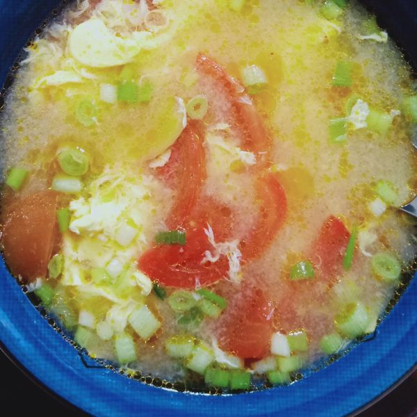 蕃茄洋蔥蛋花湯：美人妤 一起做