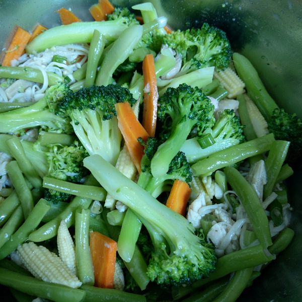 高蛋白「蒜香鹹水雞胸拌鮮蔬」410卡 : 某竹一起做