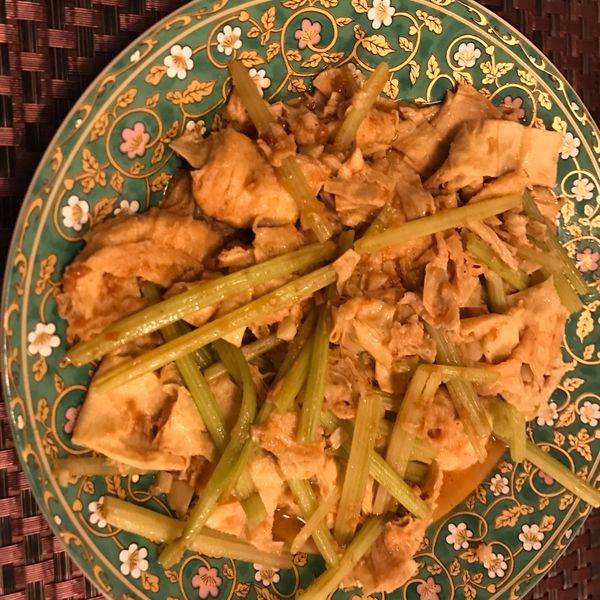 芹菜炒豆皮 : 陳芷淇一起做