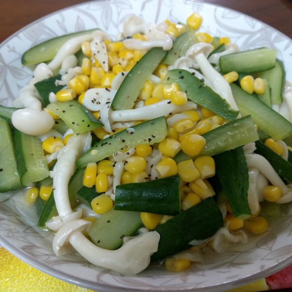 小黃瓜炒雪白菇：葉雛菊 一起做