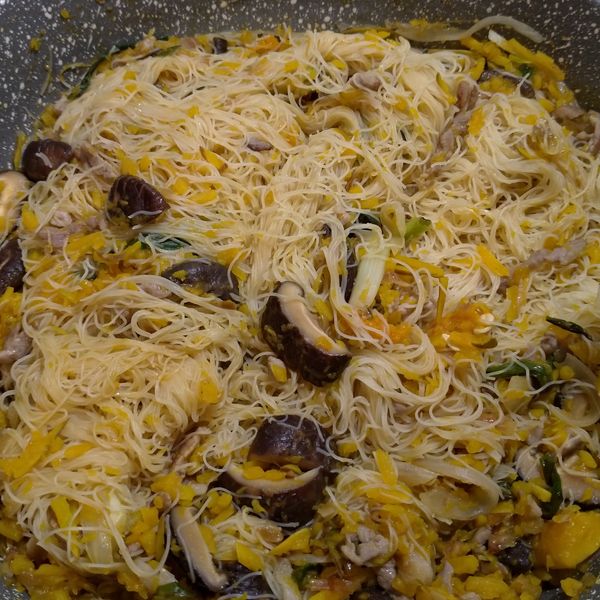 💛金瓜炒米粉💛：Shan Shan Chen 一起做