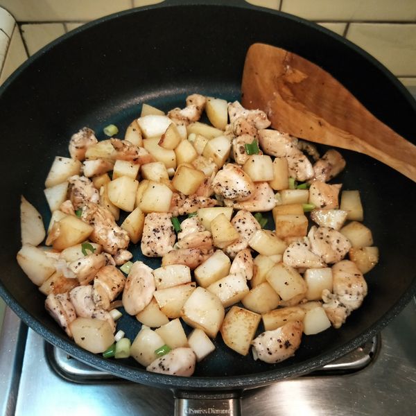 照燒馬鈴薯嫩雞【影片】：艾瑪*潘潘 一起做