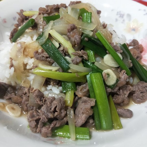 份量十足又好吃的蔥爆牛肉燴飯!(影片食譜 : Hannah一起做