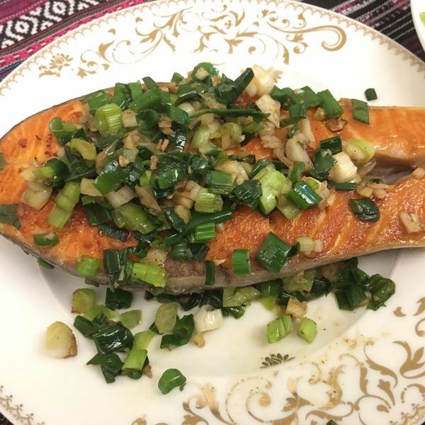 餐桌上的人妻料理*乾煎蒜香鮭魚。 : 高玉萍一起做