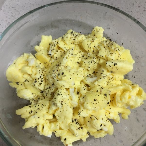 《快速料理-滑嫩的美式炒蛋》：sakura 一起做