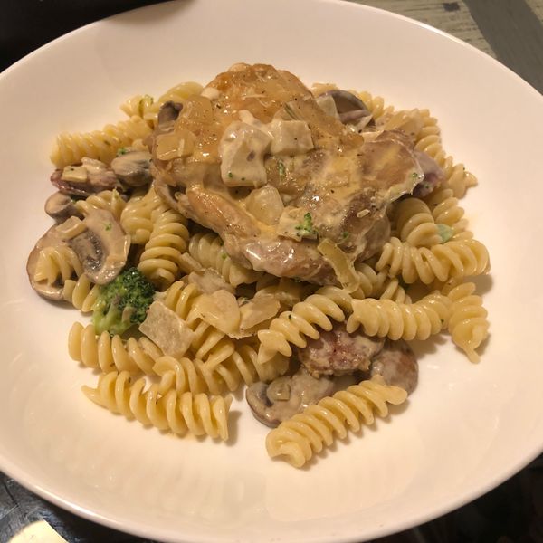 白酒奶油燉雞義大利麵佐培根炒蘑菇:Appleapplechow 一起做