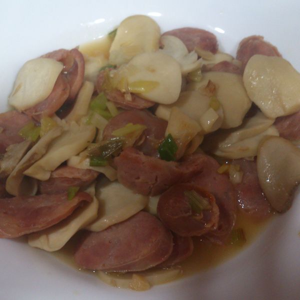 宅男大主廚 ─ 蔥爆麻油杏鮑菇佐香腸：Summer 一起做