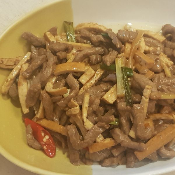 辣炒牛肉干絲：Wei Xin Zeng 一起做