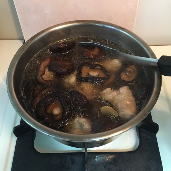 香菇雞湯。好簡單。 : Riko 一起做