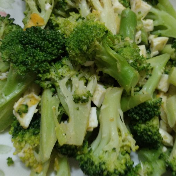 鹹蛋炒花椰菜 ♥ 鹹蛋&蔬菜5 ♥ : sky73711一起做