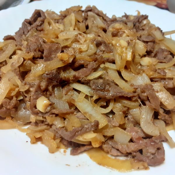 黑胡椒洋蔥炒肉絲：Qi 一起做