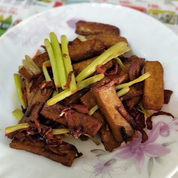 芹菜炒豆干：游甯喬 一起做