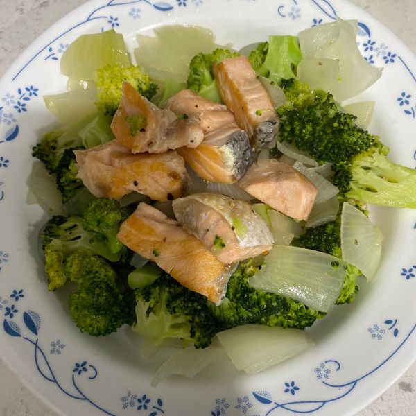 香煎鮭魚拌時蔬：Ivy Liang 一起做