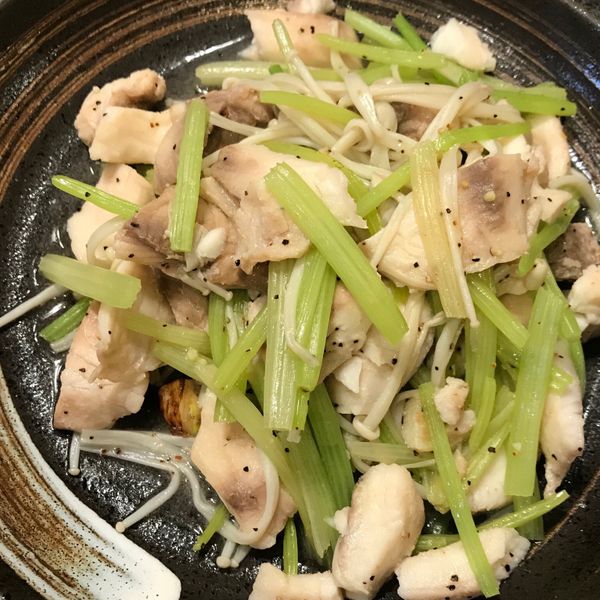 芹菜炒鯛魚 : 鍾忞圻一起做