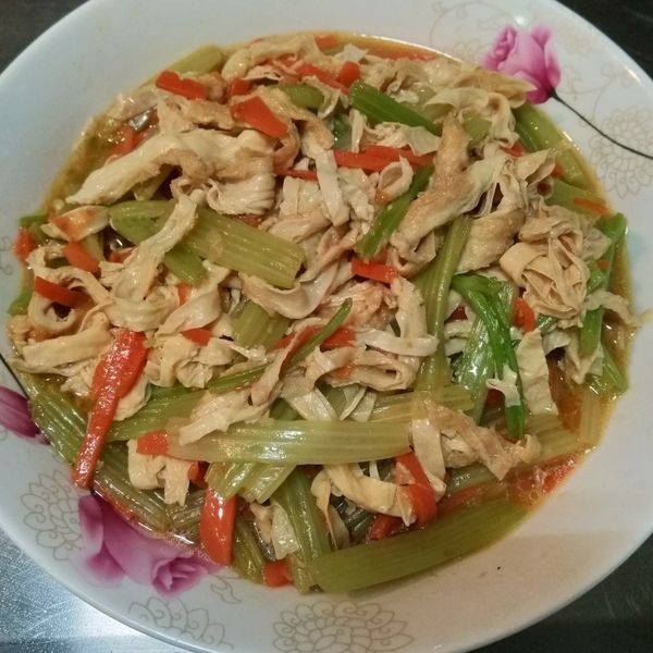 豆包炒芹菜 : Hui Wen Kuo一起做