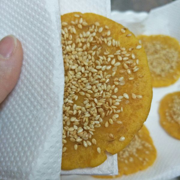 軟Q芝麻地瓜餅 : 魚一起做