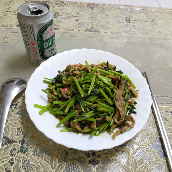 【菜鳥人妻學做菜】空心菜炒肉絲 : 菊次郎一起做