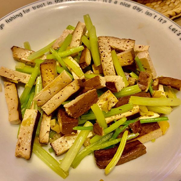 芹菜炒豆干：Laura 一起做