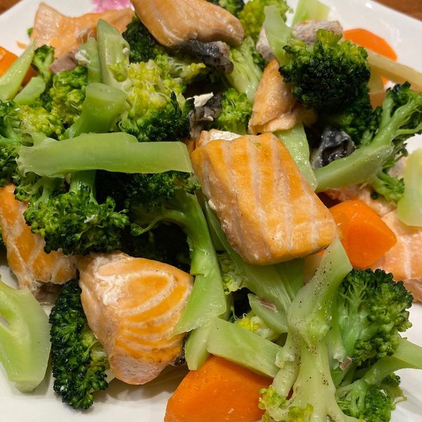 香煎鮭魚拌時蔬：Venus Cheng 一起做