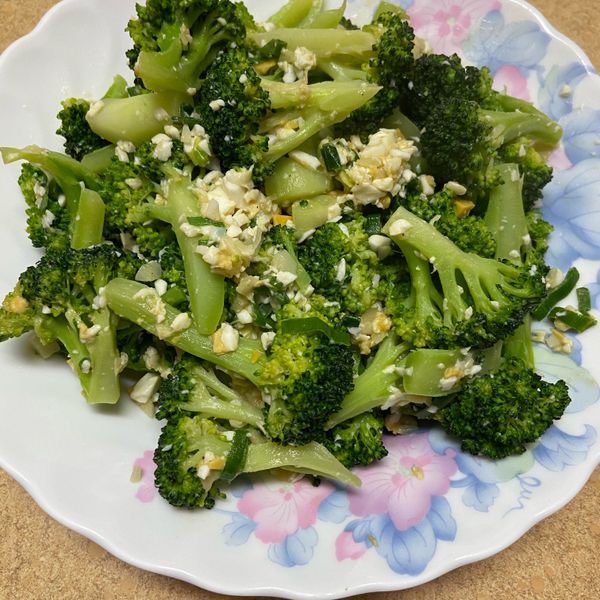 鹹蛋炒花椰菜 ♥ 鹹蛋&蔬菜5 ♥ : fang6566一起做