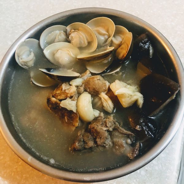 蒜頭蛤蜊。排骨湯：Jessica Chen 一起做