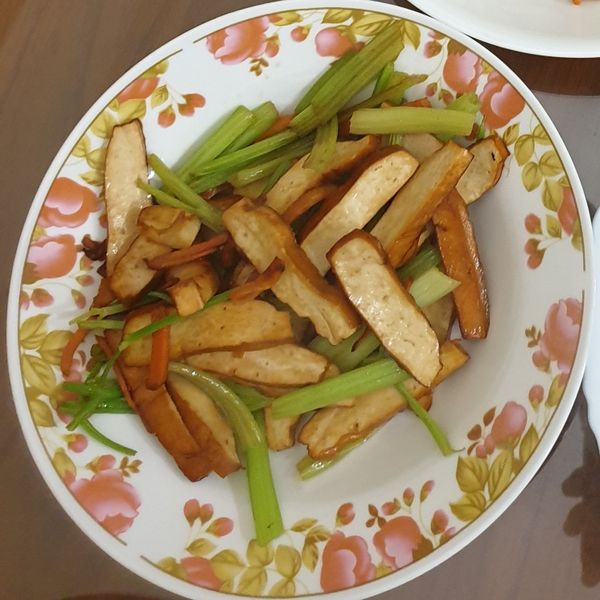 芹菜炒豆干：愛烹飪@醫師娘 一起做