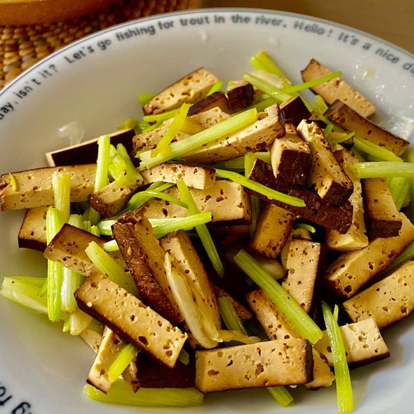 豆乾炒芹菜：Laura 一起做