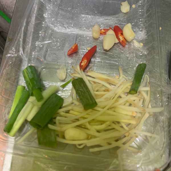 薑絲炒大腸 : 拉蕊 掃一起做