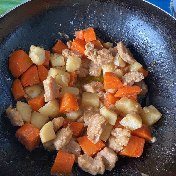 紅蘿蔔馬鈴薯燉肉 : 泡ㄦ一起做