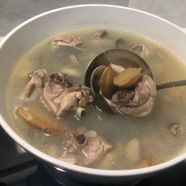 《舅媽的年夜菜》蒜頭蛤蜊雞湯：Ya Chun Yang 一起做