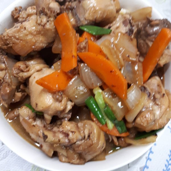 洋蔥燒雞肉：小米 一起做