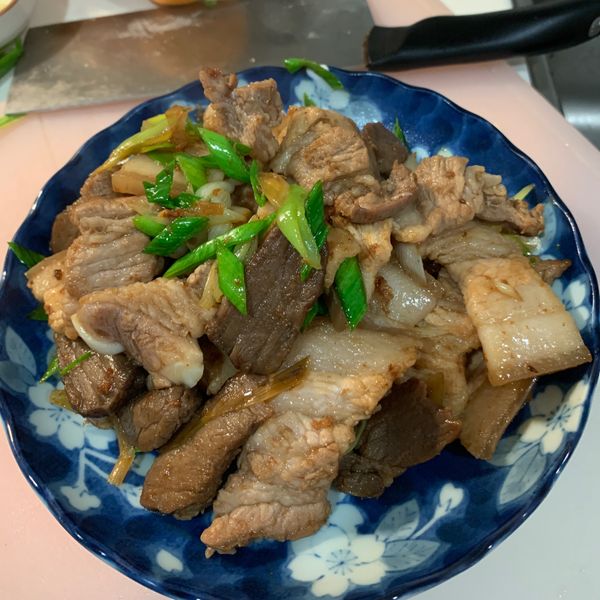 蒜苗炒五花肉 : 賴皮一起做