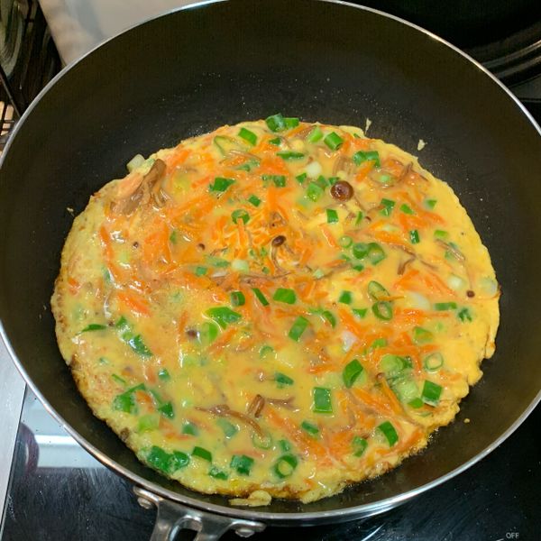 紅蘿蔔鴻禧菇煎蛋 : 拉拉一起做