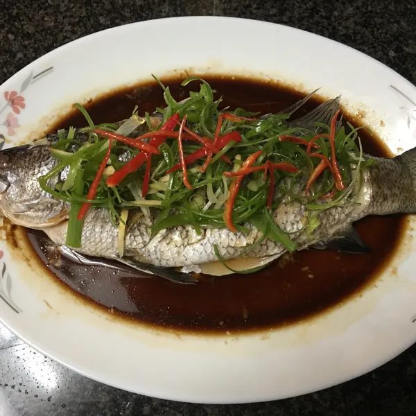 家常菜～清蒸鱸魚 : 查理玉一起做