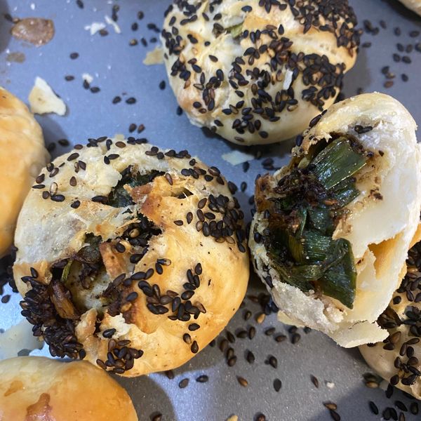 蔥燒餅 : 成天遊走在廚房的貓一起做