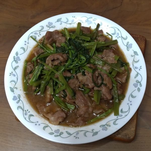 沙茶肉片炒空心菜：綠地 一起做