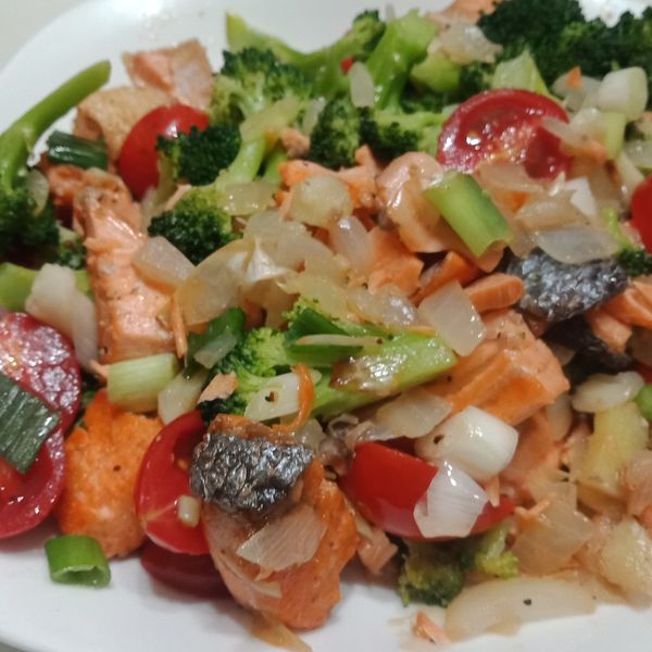 香煎鮭魚拌時蔬：Meng Ping Ku 一起做