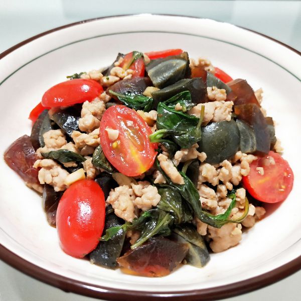 泰式皮蛋打拋豬肉 : 周梅宜一起做