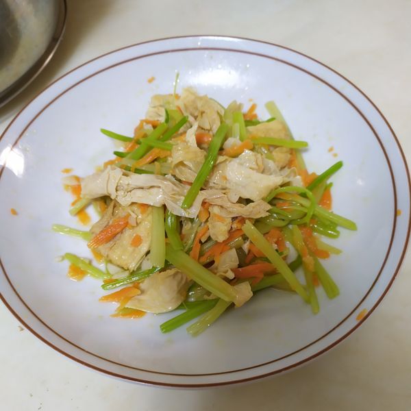 芹菜炒豆皮:豆豆媽 一起做